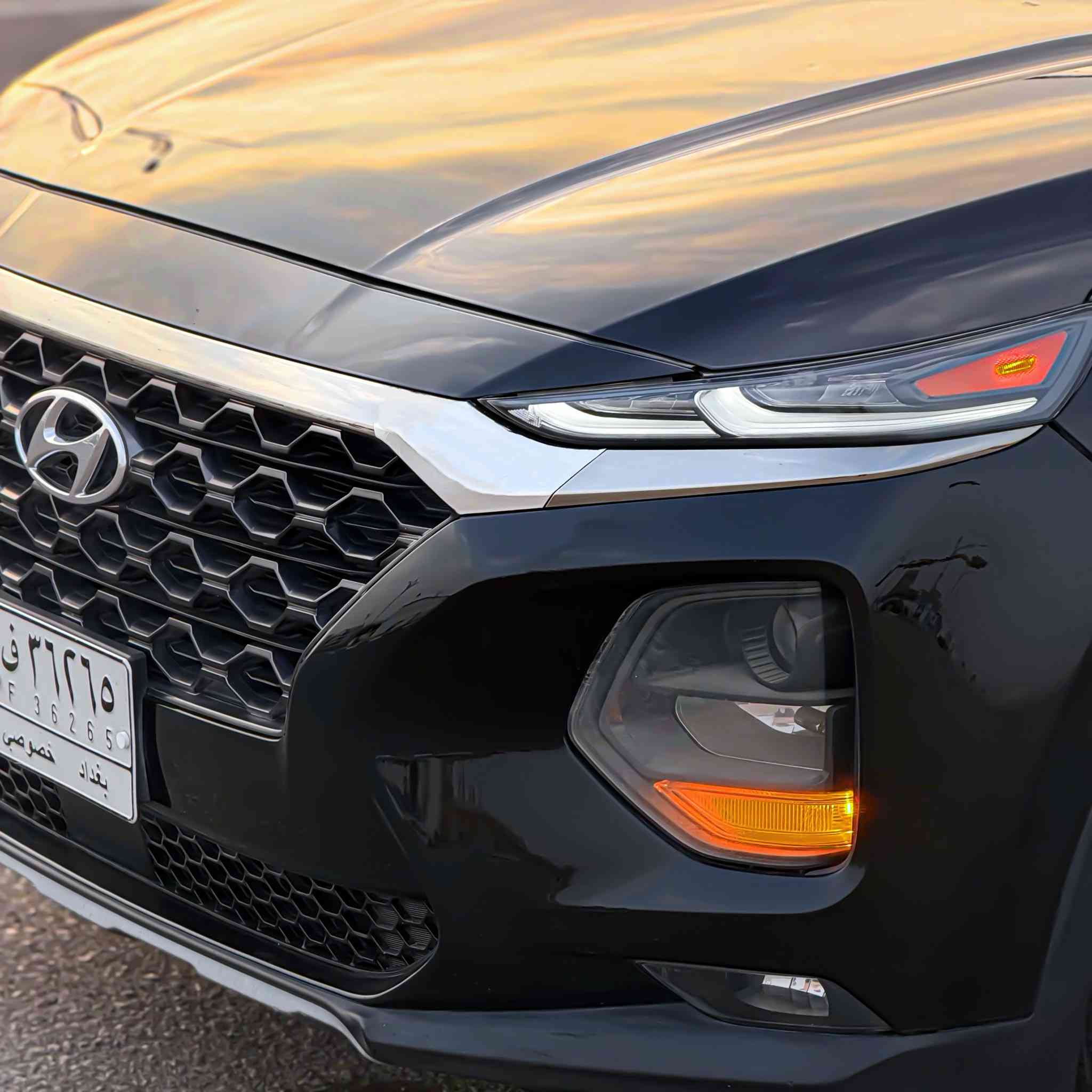 السلام عليكم من رخصت الأدمن المحترم...
صلوا على الحبيب محمد 😍😍.
HYUNDAI (SANTAFE) HTRAC 4x4..
هونداي سنتافي موديل 2019 فئة ((الهاترك)) وارد أمريكي حادث جاملغ وباب فقط بدوون دواخل او تبديل نهائياً  بجم كبس بعدها على وضع الوكالة السيارة جاهزة وجديدة جداااا عليها أدامة كاملة گير مكينة ممفتوحه حدادية تبريد ثلج ❄️ تدفئة كلشي جاهز مواصفات السيارة هااترك فوول عدا البنوراما..
مكينة 2400 GDI.
بصمة تشغيل+بصمة ابواب.
نضام 4x4 فور ويل.
داخل أوف وايت ((ملكي)).
قطعتين تبريد.
شاشة ديجتال + 4 مستشعرات حركة.
رادار جانبي+خلفي+امامي.
مانع تصادم.
مانع انحدار.
مانع انزلاق.
توقف ذاتي AUTO STOP.
سايد بريك دكمة.
نضام AUTO HOLD.
تحديد مسار.
شاشه صغيره ((شاشة اعطال ومعلومات القيادة)).
شاشة كبيرة((نضام APPLE CAR PLAY+B-T+Wi-Fi)).
نضام تبريد من نوع CLIMATA منفصل.
نضام APS.
نضام PARKING.
نضام Cruise Speed ((مثبت سرعة))+تحكم ستيرن بالكامل.
3 وضعيات قيادة ((SPORT/NORMAL/ECO)).
منافذ ((USB+USB-C)).
هيترات أمامي+جانبي+خلفي.
وبعد بيهااا هواااي مواصفات السيارة كاملة وجاهزة من جميع النواحي بل أضافه عليها طبقه نانو سيراميك ((طبقة حماية)) مع الضمان ماشية ((68،000))mi فقط رقم بغداد مشروع وطني تتحول بكافة محافظات العراق سنويه لغاية ((2027)) السعررررر ((١٦٩)) وبيهاااااا مجااااال..🖤
للأستفسار:***********
