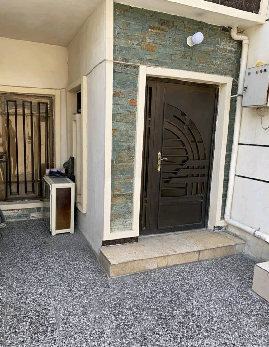 بيت أنيق للبيع في منطقة هادئة، يتميز بديكور داخلي عصري وأثاث مريح. يحتوي على صالة فاخرة مع كنب حديث ووحدات إنارة مميزة. المطبخ مجهز بسهولة استخدام ممتازة والحديقة مغلقة لتوفير الخصوصية. الأرضيات من الرخام الطبيعي مما يضيف لمسة فاخرة. البيت يوفر راحة للعيش وجو دافئ ومحبب.