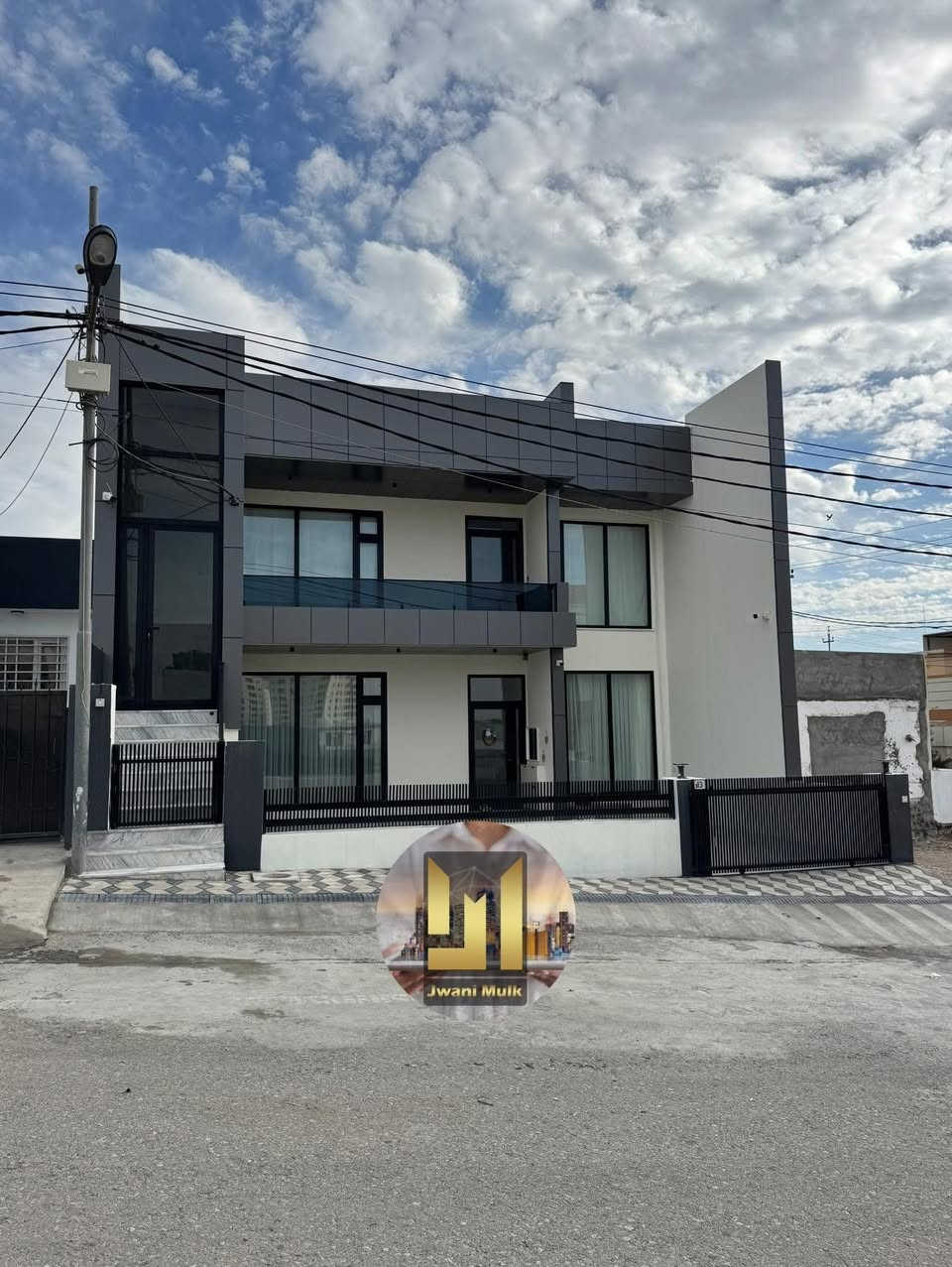 سەرەتا بەناوی خودا 
کۆدی /10914
خانووی فول مواسفات بۆ فرۆشتن  
📍ناونیشان/ کۆمپانیای بیابان
📐ڕوبەر / 220 مەتر
📏پێشی/ 11 بە 20
🛣️شەقامی/ 15 مەتری
🌕 ڕوو / ناوشار
🏗️پێکهاتوەلە/ 2 نهۆم  

نهۆمی یەکەم  ( میوان و هۆڵ و متبخ کراوە + مساعد مدبخ + 2 نوستن + مشتملات + گەراج + مشتملاتی دەرەوە + مغزن ) 

نهۆمی دوو ( میوان و هۆڵ کراوە + متبخ + مشتملات + 2نوستن + بالکۆن )

تێبینی ( خانوەکە بیرێکی زۆر باشی تێدایە تازەیەو فول مواسفاتە بەرام بەری ماڵ نیە بۆ دوماڵی جیا دەبێت )
ــــــــــــــــــــــ
🖊️/ بۆ زانینی نرخ  کۆمێنت بکە 
ــــــــــــــــــــــــ
بۆ پەیوەندی📞
☎️***********
☎️***********
ـــــــــــــــــــــــــــ
تۆی بەڕێز موڵکت هەیە دەتەوێت بیفڕۆشیت یان بیدەیت بەکرێ زانیاریەکانمان بۆ بنێرە هاوکارتان دەبین 
‏‎*********** ☎️واتس ئاپ"فایبەر 
‏‎یان سەردانی نوسینگەی(جوانی موڵك)بكەن
‏‎ناونیشان"ئیبراهیم ئەحمەد"بەرامبەر دیلان سیتی
