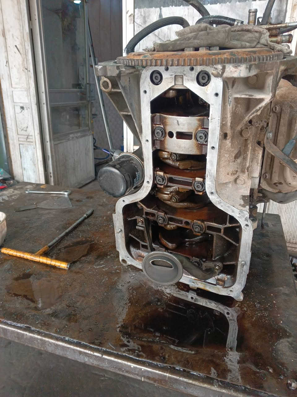 🚗 بفضل الله تعالى تم إكمال صيانة شاملة لهذه السيارة المظلومة وإعادتها إلى أفضل حالة فنية
تم تنزيل المحرك بالكامل لغرض الصيانة الدورية وتنظيف حوض المحرك بشكل احترافي، مع إجراء الأعمال التالية:
🔧 تفاصيل الصيانة:
تبديل جبنة رأس الكرنك
تبديل ضاغط سير الدينمو
تبديل الراجز ومعالجة أخطاء العمل السابقة بشكل أصولي
تنظيف غرفة الاحتراق بالكامل
تبديل البلكات (Spark Plugs)
تبديل النوزلات
تبديل مضخة الوقود (Fuel Pump)
تبديل ماء الراديتر
تبديل زيت المحرك بزيت جديد
تبديل دكشن بارد
تبديل حساس VVT
تبديل فلتر الشوته
✨ النتيجة:
تمت الصيانة بأعلى مستوى من الدقة والاهتمام، وأصبحت السيارة بحالة ممتازة وجاهزة للعمل بكفاءة عالية.
ألف مبروك لصاحبها، ونسأل الله أن يعطيه خيرها ويكفيه شرها.
📍 العنوان:
بغداد – حي الجامعة
مقابل جامع ملا حويش
شارع كازينو الربيع
خلف المصرف – السوق الشعبي سابقاً
📞 للاستفسار والحجز:
***********
🔩 خبرة • أمانة • عمل أصولي
