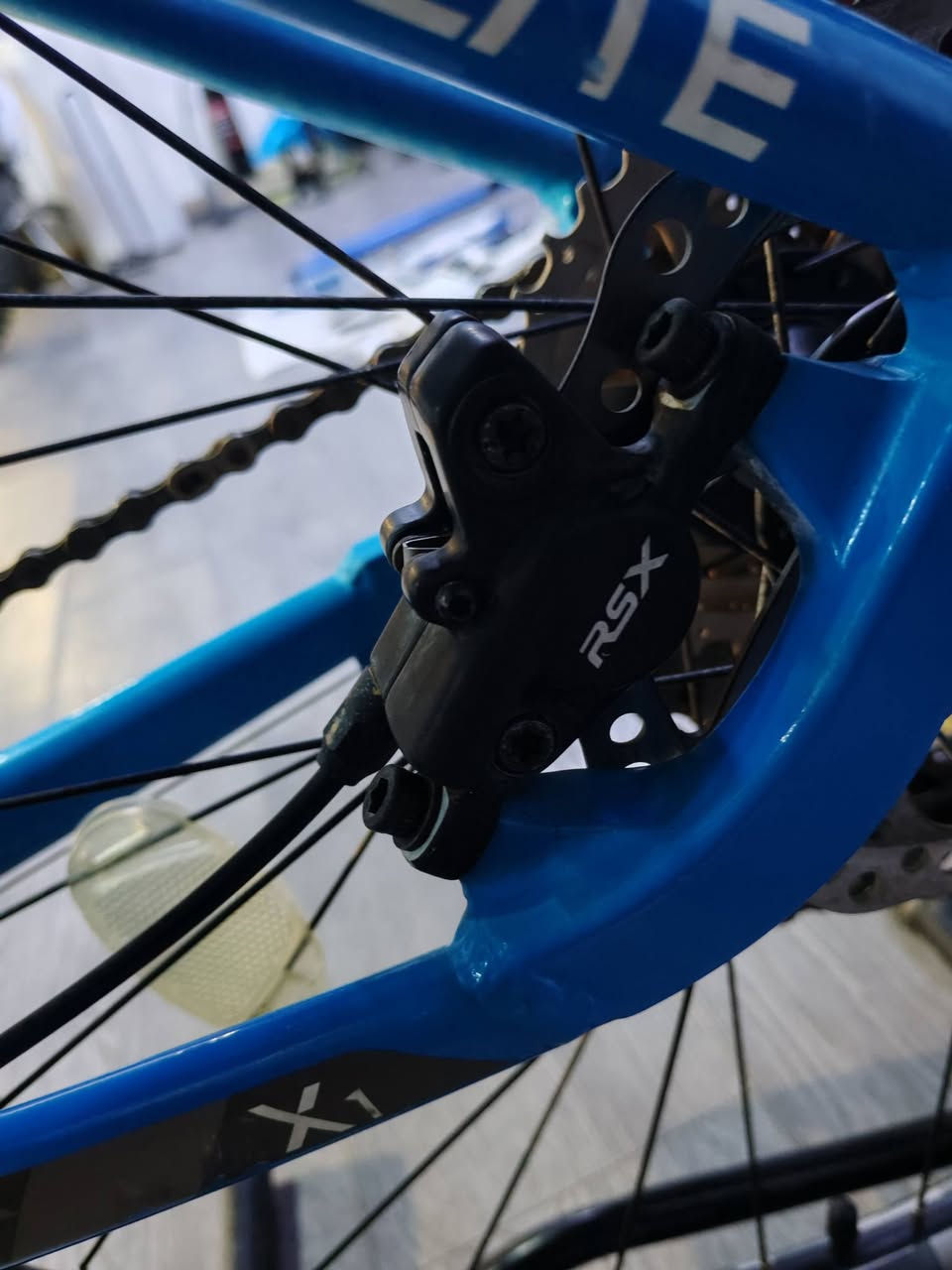 سەلام وعلیکم
مارکە Trinx X1
قیاس 27.5
لاشە M
 گیر 9 speed
بریک دهن
تایرات مارکە  kenda
 دبل هەوا
قلیل ماشی..


**إذا كنت صاحب هذا الإعلان وتريد حذفه لأي سبب، رجاءا أرسل رسالة إلى الدعم الفني**