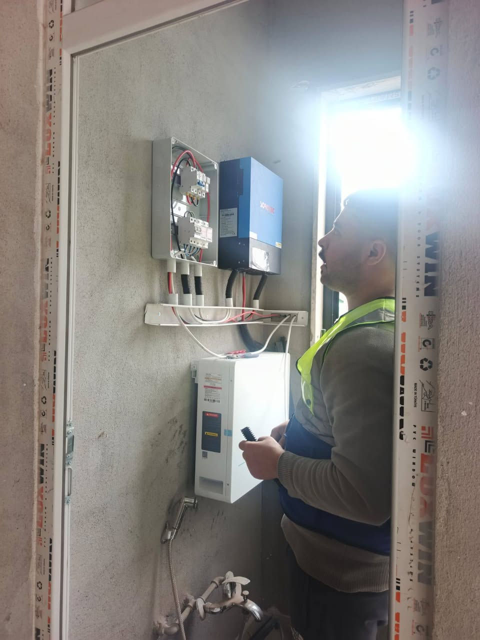 (#المصداقيه_اساس_النجاح)
الاخوة للطاقة الشمسية المتجددة بكوالتي ومواد عالية الجودة  _اخـــتـــيارك_الأمـــــثل

تم بحمد الله تنصيب منضومة طاقة شمسية 5️⃣أمبير ليلي8️⃣ أمبير نهاري 

للأخ بهزاد 
#كلك

4.✅بطاريات Veichi ضمان 🔟 سنوات 
عمر أطول وأكثر أمانًا
فوسفات الحديد الليثيوم من الدرجة A+ من EVE.
نظام إدارة البطارية مع حماية متعددة المستويات.
2. ✅سهل التركيب والاستخدام
التطبيقات: السكنية، والتجارية، والصناعية، والأنظمة خارج الشبكة، والربط بالشبكة، والاستهلاك الذاتي.
متوافق مع جميع محولات الجهد 48 فولت التي تدعم بطاريات فوسفات الحديد الليثيوم (LFP).
3.✅ مرن وقابل للتوسيع
تصل سعة الطاقة للنظام إلى 229 كيلوواط ساعة، وذلك عند تشغيل ما يصل إلى 16 وحدة بالتوازي.

4.✅ الامتثال
UN38.3، MSDS، CE-ROHS، IEC-61000.

5.✅ كثافة طاقة أعلى
تشغل البطارية مساحة أقل وتبلغ كثافة الطاقة فيها 166 واط/ساعة لكل كيلوغرام.

انفيرترات الطاقة الشمسية الهجين من سلسلة SISV بقدرة 4.2 كيلو واط/#6.2 كيلو واط/8.2 كيلو واط/10.2 كيلو واط

✅إخراج موجة جيبية نقية.
✅ثلاثة أنواع من وضع الشحن.
✅نوعان من وضع إخراج التيار المتردد.
✅يعمل مع أو بدون بطارية.

✅الواح شمسية  سعة 615 واط وجهين بازبار16( جنكو) نوع N- type  #ضمان_15سنه_وتشغيل_30_سنه

 

🔆كادر مختص م̷ـــِْن المهنديسن بافضل وادق الاجهزة 

المكونات 👇
⭐️قواعد حديد مغلون 
⭐️اسلاك خاصة بالتيار المستمر DC 
⭐️اسلاك خاصة بالتيار المستمر DC
⭐️قواطع خاصة بالتيار المستمر DC 
⭐️توصيلات MC4 
⭐️اجهزة الحماية
ــــــــــــــــــــــــــــــــــــــ
علمآ شركتنا تعمل في جميع المحافظات 
ضمانات حقيقية 
صيانة مجانية 
#للتواصل والاستفسار اكثر يرجى الاتصال عبر الارقام التالية

 0770 888 4656

‏‪0772 348 4841‬‏ 

‏‪0750 888 6734‬‏

#الوا  #بطاريات #انفيرتر #العراق #موصل #كوير #مخمور 
#بغداد #كركوك #الحويجة #الشرقاط #قراج #تلعفر #ربيعة
#ناحية_العباسي #الشورة #حمام_العليل #خبات #اسكي_موصل #كلك #كركوك #حي_النصر #ناحية_الشوره #ملا_عمر#وردك #الحمدانيه
