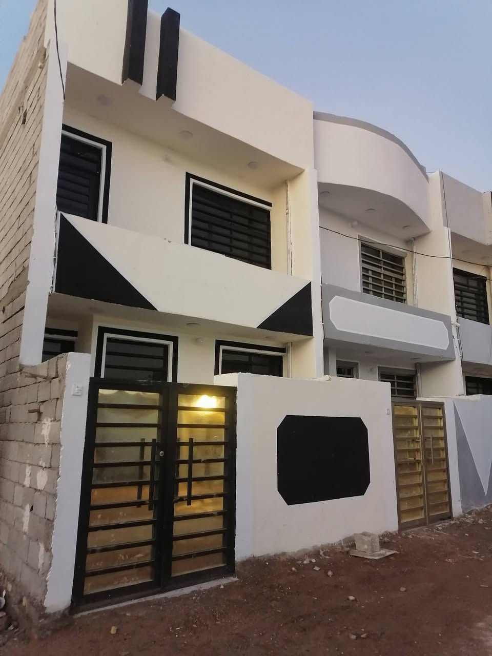 سلام عليكم دار للبيع مساحه ١٠٠ واجه ٥.عنوان بوب الشام قريه ابو عليان بيت جديد زيرو بناء درجه اولا سعر. ٥٥ مليون ***********
