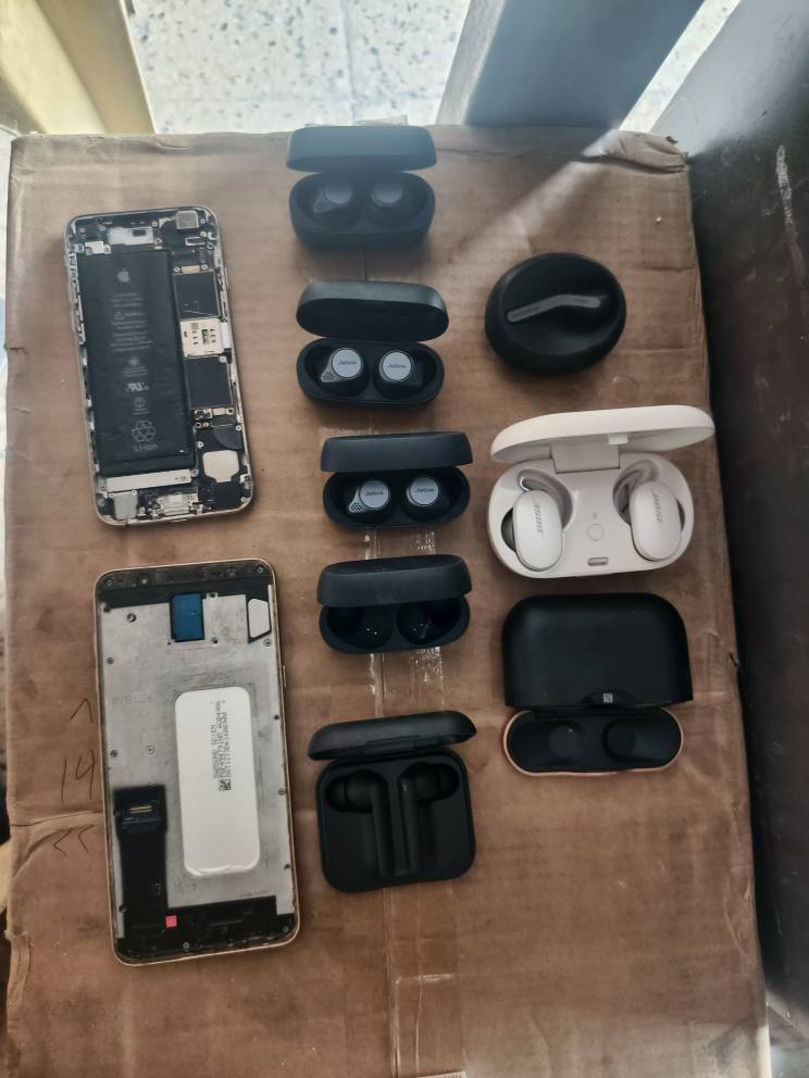 سماعات ماركات ما يشتغلن عزوهن بطاريات كلهن ماركات وجهاز ايفون ٦ ذكرة ١٢٨ عوزة بس شاشة وبطارية وكلكسي جي ٨ ذاكرة ٦٤ همين نقص شاشة ابيعهن هل موجود بدون فحص شلع ابيع ب٥٠ الف قفل بدون عملة عنواني بغداد شارع فلسطين واتس اب *********** بغداد, العراق
