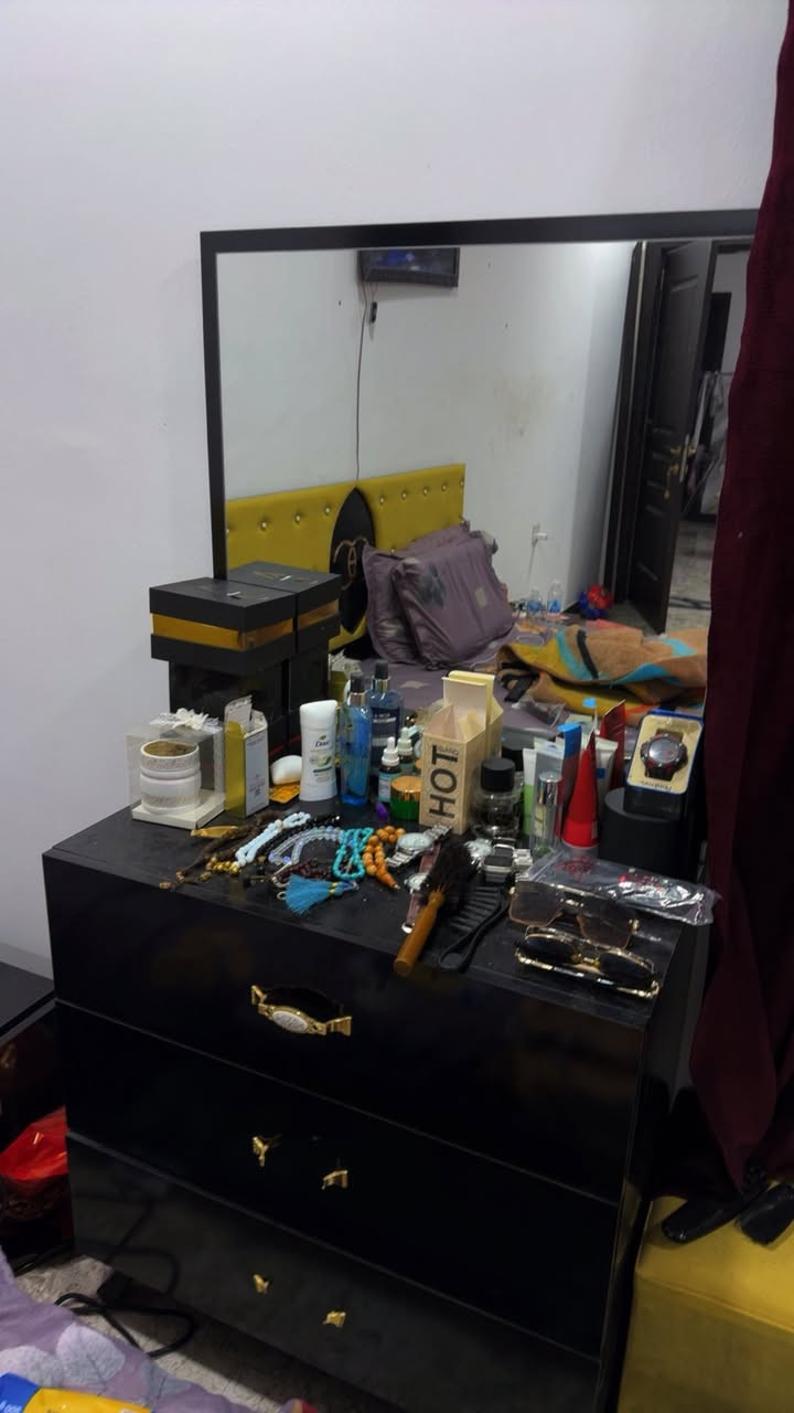 غرفه نوم تركية كنتور سلايت ومراية على طول الكنتور 
وميز تواليت وكومديات ثنين وجربايه مكانها بغداد حي الجامعه السعر 175 الف وسعر ببلاش
للتواصل ***********
