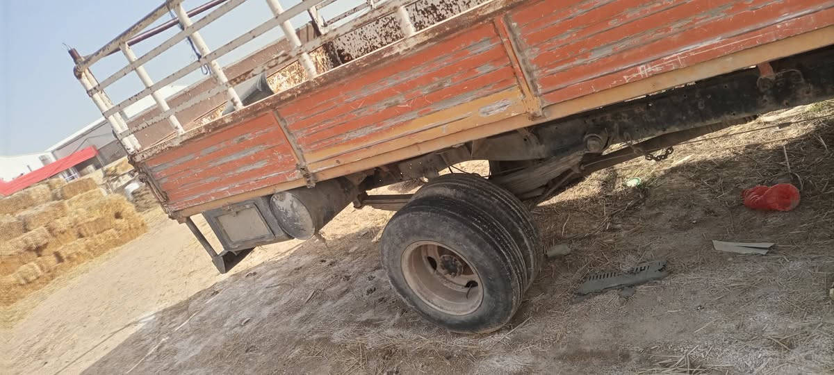 السلام عليكم مرسيدس للبيع موديل 81 ماكينه بيع بخار جير حداديه اكسين وسطاني بالثمانيهك***********
