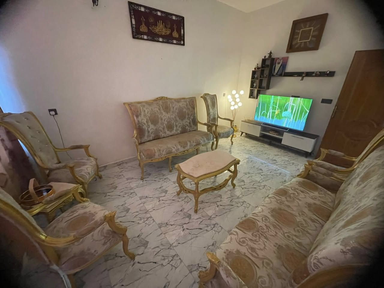 السلا عليكم تخم للبيع 
10 مقاعد 4 كراسي 2 قنفات  مع طبله وسطيه وطبله زغيره يعني طبلات 2 مرمر 
مكانه بغداد الثعالبه


**إذا كنت صاحب هذا الإعلان وتريد حذفه لأي سبب، رجاءا أرسل رسالة إلى الدعم الفني**