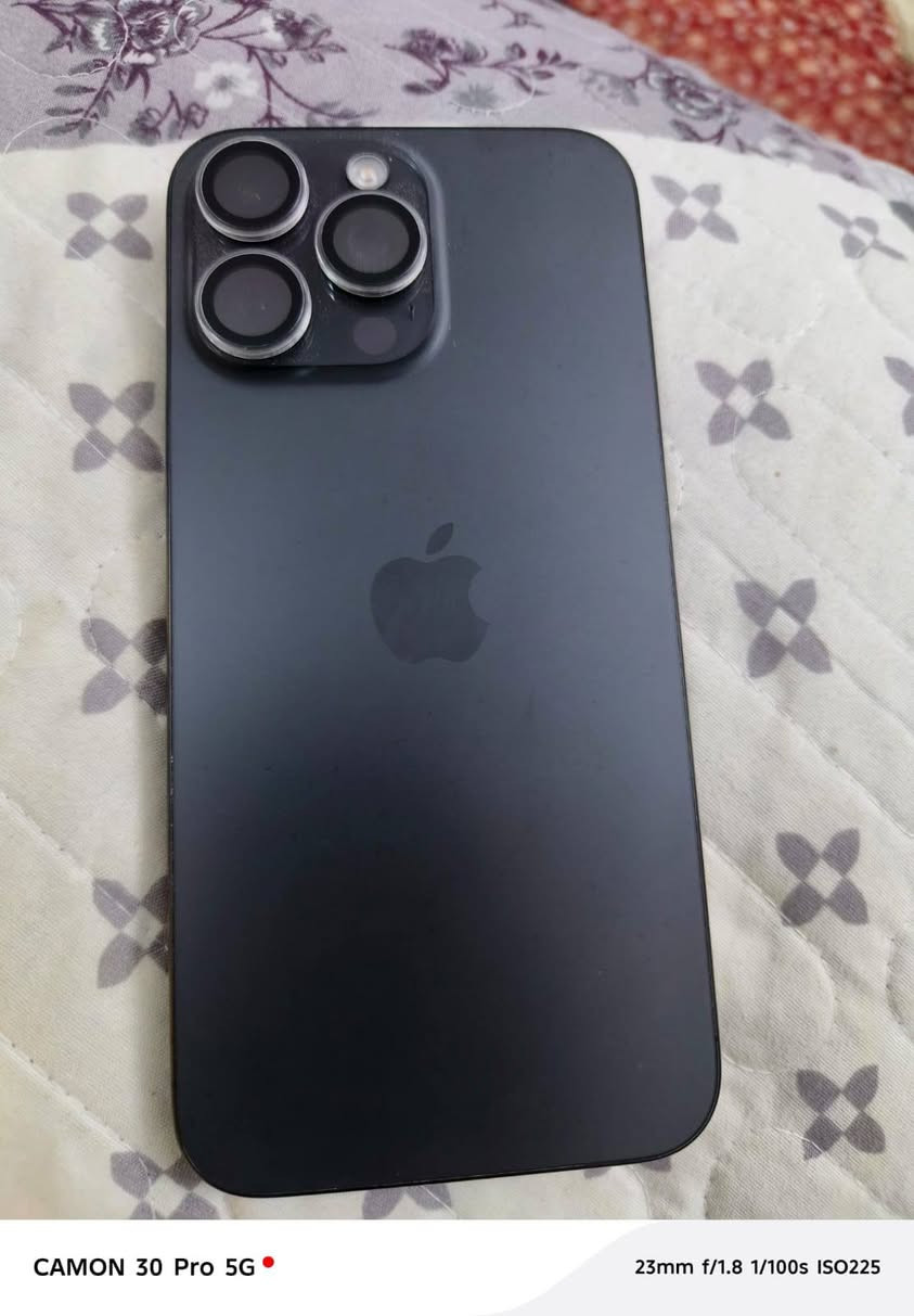 ايفون 15برو ماكس شرق اوسط للبيع لون اسود مامبدل بي شي نضيف جدا شخط مابي تأخذة على الفحص غراضة كاملة البطارية مثل ماوضح بالصور السعر 1350 وبي مجال بسيط للتواصل على الرقم التالي ***********
