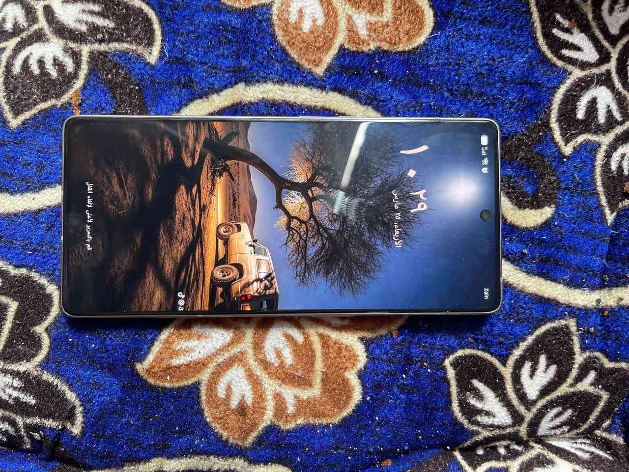 الذاكرة الرئيسية 256 جيجابايت.
- الذاكرة العشوائية 12 جيجابايت.
- شاشة نوع: AMOLED، تدعم مليار لون، معدل تحديث 144 هرتز، تقنية PWM بتردد 2304 هرتز، سطوع يصل إلى 1300 شمعة
- الحجم: 6.78 بوصة
- الدقة: 1080 × 2436 بكسل
- نظام التشغيل: أندرويد 15
- الواجهة: XOS 15
- الشريحة: Mediatek Dimensity 8350 Ultimate (بدقة تصنيع 4 نانومتر)
- وحدة المعالجة المركزية (CPU): ثماني النواة
- نواة واحدة بسرعة 3.35 جيجاهرتز (Cortex-A715)
- ثلاث أنوية بسرعة 3.20 جيجاهرتز (Cortex-A715)
- أربع أنوية بسرعة 2.20 جيجاهرتز (Cortex-A510)
- معالج الرسوميات (GPU): Mali-G615 MC6
- الكاميرا الخلفية (ثلاثية)
- 50 ميجابكسل (عدسة واسعة) بفتحة f/1.9، تركيز تلقائي متعدد الاتجاهات، مثبت بصري OIS
- 50 ميجابكسل (عدسة بيريسكوب تقريب بصري 3x) بفتحة f/2.4، تركيز تلقائي متعدد الاتجاهات، OIS
- 8 ميجابكسل (عدسة واسعة جداً 112°) بفتحة f/2.2
- الميزات: فلاش LED مزدوج، HDR، بانوراما
- الفيديو:
- 4K بمعدل 30/60 إطار/ث
- 1080p بمعدل 30/60/120/240 إطار/ث
- تثبيت إلكتروني وجيروسكوبي للصورة + OIS
- الكاميرا الأمامية
- الدقة: 32 ميجابكسل، عدسة واسعة f/2.2
- الفيديو:
- 4K بمعدل 30 إطار/ث
- 1080p بمعدل 30/60 إطار/ث
- Wi-Fi: يدعم Wi-Fi 6 (ثنائي النطاق)
- Bluetooth: إصدار 5.4
- GPS: نعم
- NFC: نعم
- منفذ الأشعة تحت الحمراء: نعم
- راديو FM: نعم
- USB: من نوع Type-C 2.0، يدعم OTG
- المستشعرات : (بصمة تحت الشاشة (بصري، مقياس تسارع، جيروسكوب، مستشعر القرب، بوصلة، مستشعر نبضات القلب، قياس نسبة الأوكسجين في الدم (SpO2))
- بطارية سيليكون كربون (Li-Ion) غير قابلة للإزالة بسعة 5200 مللي أمبير
- الشحن السلكي: 100 واط – شحن كامل خلال 32 دقيقة
- الشحن اللاسلكي: 50 واط (MagCharge)
- الشحن العكسي السلكي: 10 واط
- الشحن العكسي اللاسلكي: 7.5 واط
- ميزة التمرير المباشر للطاقة (Bypass Charging): نعم
- مقاومة الماء والغبار: معيار IP64 (مضاد للغبار ومقاوم لرشات الماء)
- الأبعاد: 163.4 × 74.5 × 8 ملم
- الوزن: 209 غرام
 السعر خاص  رقم***********
