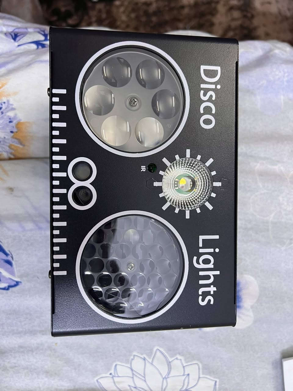 هذا جهاز إضاءة حفلات/ديسكو (Disco Lights) يُستخدم للغرف، الحفلات، المقاهي أو الدي جي.
🔧 المواصفات:
✨ عدة ألوان إضاءة (أحمر – أخضر – أزرق – أبيض)
💡 تأثيرات متحركة للديسكو والليزر
🎛️ ريموت كنترول للتحكم بالألوان والحركات
🎵 يعمل مع الصوت (يرقص مع الموسيقى)
⏱️ مؤقت وتشغيل أوتوماتيكي
🔌 يعمل على كهرباء مباشرة
🧱 قاعدة للتثبيت على الجدار أو السقف


**إذا كنت صاحب هذا الإعلان وتريد حذفه لأي سبب، رجاءا أرسل رسالة إلى الدعم الفني**