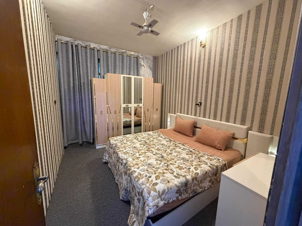 السلام عليكم اخون عندي بيت مساحة 98 بلسند واقع حال 119 متر واجهه 5 ونص  موقع البيت بغداد الجديده النعريه قرب مدرسة ابن سينا  عدد غرف النوم 3 وصحيات 2 
سعر البيت 245 
الاستفسار اكثر ***********
