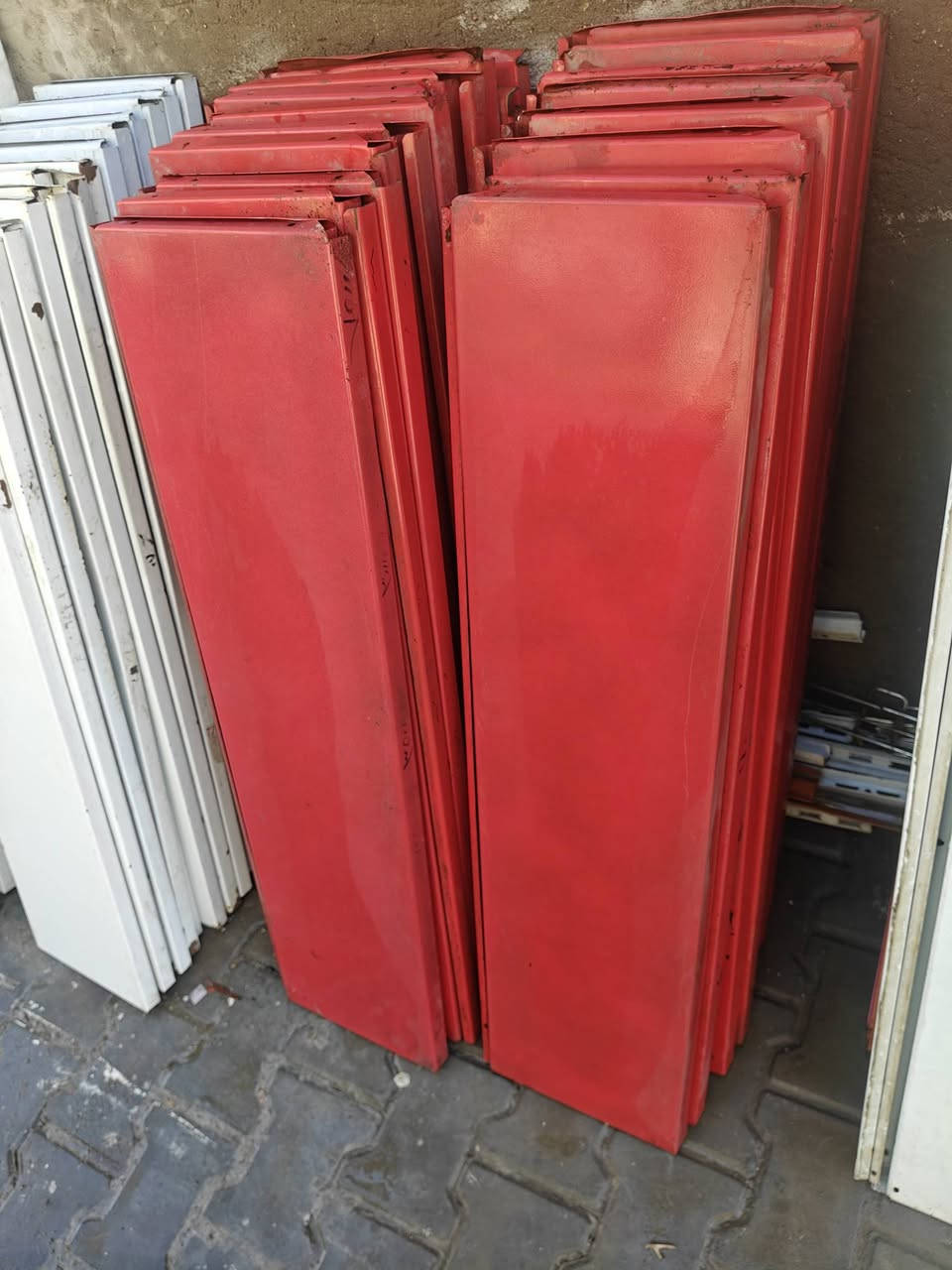 سلام عليكم رفوف للبيع 38 رف لون الاحمر  و50 رف الأبيض مع سجج وحمالات مكاني بغداد الاسكان تواصل على خاص او اتصل ***********
