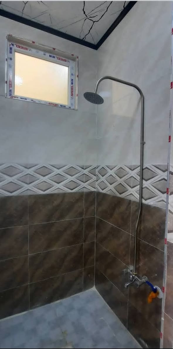 ثلاث بيوت للبيع مساحة كل واحد ٥٠ متر سند طابو شرط التحويل غرفه نوم وستقبال ومطبخ وصحيات وبيتونه  حي الانتصار مقابل مدرسة المكارم  سعر البيت الواحد ٤٣ وبي مجال للاستفسار على الرقم  ***********   بي واتساب
