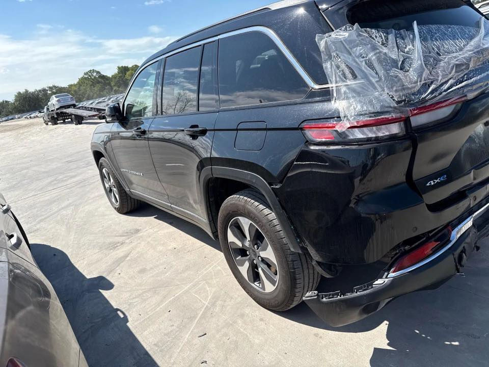 السلام عليكم
جيب كراند شيروكي هايبرد2024  لمتدد بلك ان.
معروضه للبيع 
الحادث كما موضح بالصور
سياره مشحونه الى اربيل.
تستلم بدون تصليح رقم كاتي.
للتواصل ***********
