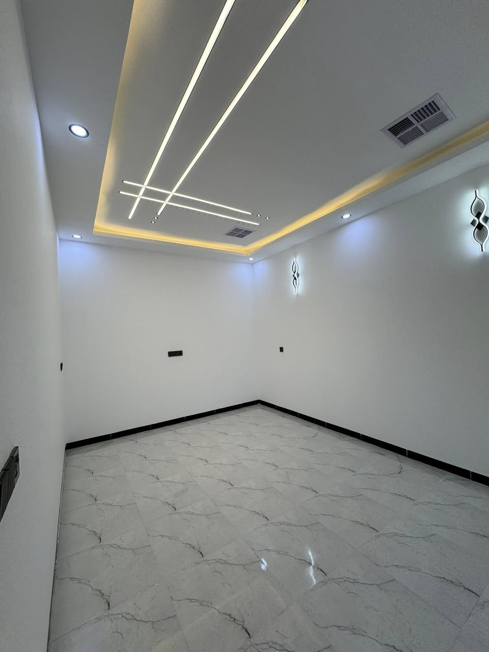 إعلان رقم ( 464 )
￼
( طابو ملك صرف )

#دار للبيع – بناء حديث زيرو فول مواصفات مقابل حديقة

بيت سكني حديث البناء، مشيّد وفق أعلى المواصفات الهندسية وبمواد بناء ممتازة، تشطيب راقٍ وعصري، تصميم عملي يوفّر الراحة والخصوصية

المساحة :- 100 متــر واجهة 5 متـــر  

الموقع:- كركوك - حي الأسرى والمفقودين ( مقاطع 49)
المواد المستخدمه في البناء من اجود وافضل الأنواع :-

اثنين غرف نوم واسعة ومضيئة
صالة استقبال أنيقة + صالة معيشة
مطبخ عصري بتصميم عملي
عدد 3 حمامات بتشطيبات حديثة
بناء حديث زيرو فول (أول ساكن)
إضاءة وتهوية ممتازة
موقع هادئ وقريب من الخدمات

 للاستفسار الاتصال *********** رشوان المفرجي 

 يتوفر واتساب - تلكرام  

او مراجعة مكتب [ البيرق للعقار ]حي عدن سايدين مدينة العاب كركوك  قرب جامع تحسين صوراني مقابل ثانوية امداد للبنات
