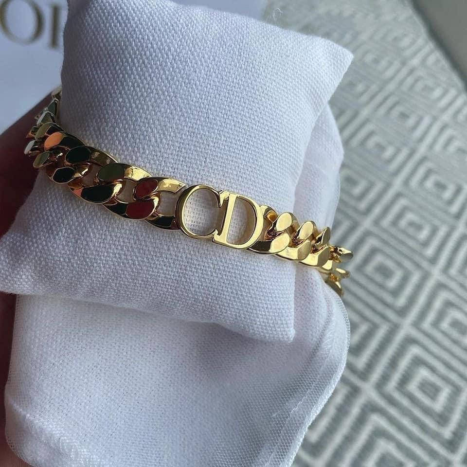 مرحبا عندي هذا سيت ديور مختوم للبيع امزون شدفعولي؟؟ 
مهتم بتفظل خاص 🔴


**إذا كنت صاحب هذا الإعلان وتريد حذفه لأي سبب، رجاءا أرسل رسالة إلى الدعم الفني**