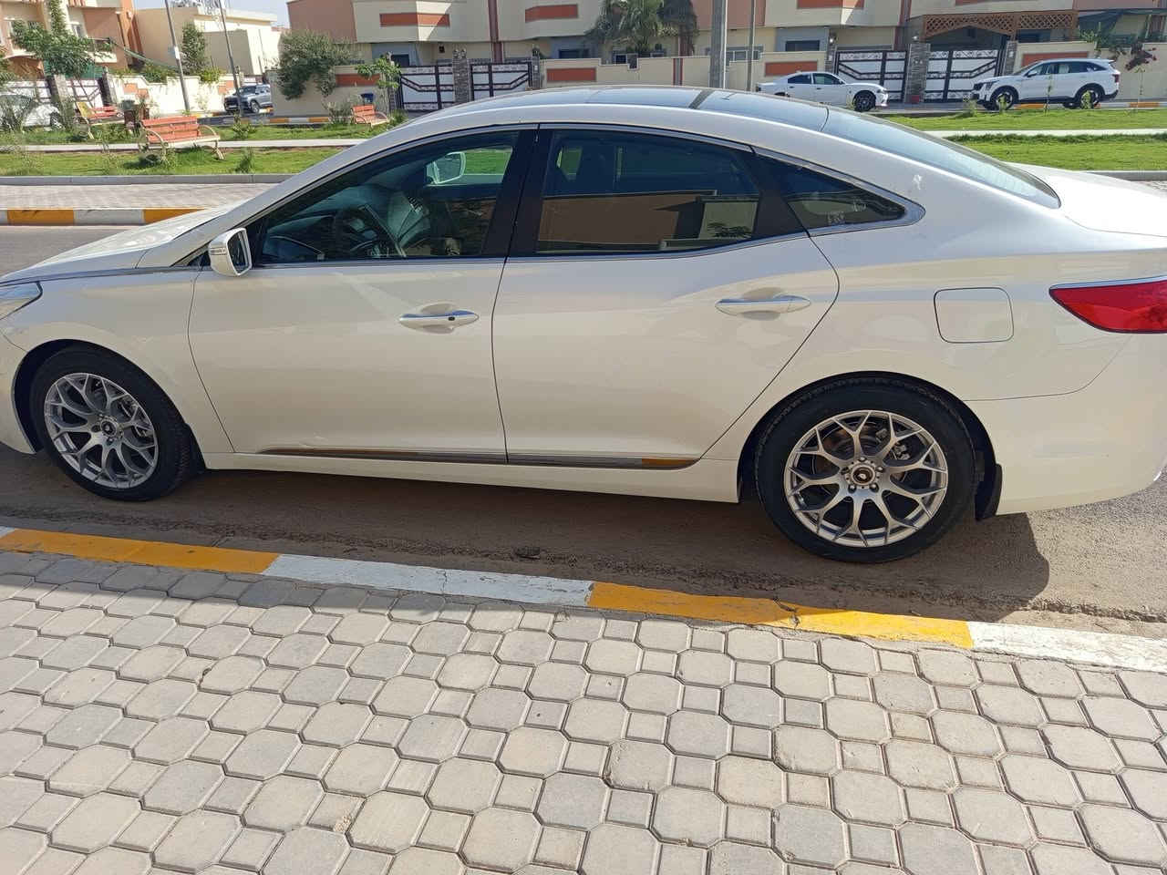 هيونداي ازيرا موديل 2014
خليجي
رقم بصرة بإسمي
فول مواصفات
ما ماشيه هواي
لون ابيض صدفي
ماشية 163000 كم
كشنات اماميه كهربائيه
تحكم استيرن
برده خلفيه كهربائية 
بردات جانبيه 
تبريد قطعتين
سقف بانورامي
دخول بصمه
تشغيل بصمة
انارة داخلية محيطية
كشنات جلد لون بني صاجي
السعر 115$ بي مجال
للاستفسار ***********
