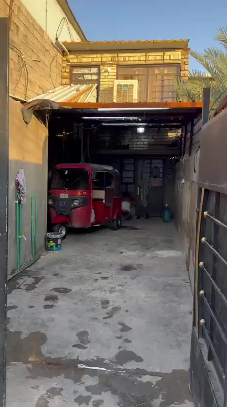 السلام عليكم اخواني بيت للبيع بجسر ديالى جامع طه قرب أسواق جمانه المساحه 116متربيت كامل ماعوزة اي شي البيت طابوزراعي سند 25 للاتصال ابوعلي ***********
