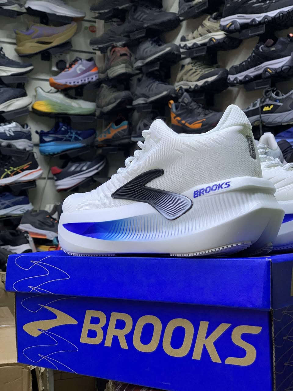 حذاء brooks max 2 الاحدث 

مناسب لـ:

* المشي اليومي
* الجري الخفيف إلى المتوسط
* الاستخدام الطويل في العمل أو الجامعة
* الأشخاص الذين يقفون لفترات طويلة

من افضل الاحذية الي ممكن تقتنيها بحياتك ✅

الحجز او الاستفسار 
***********‬
