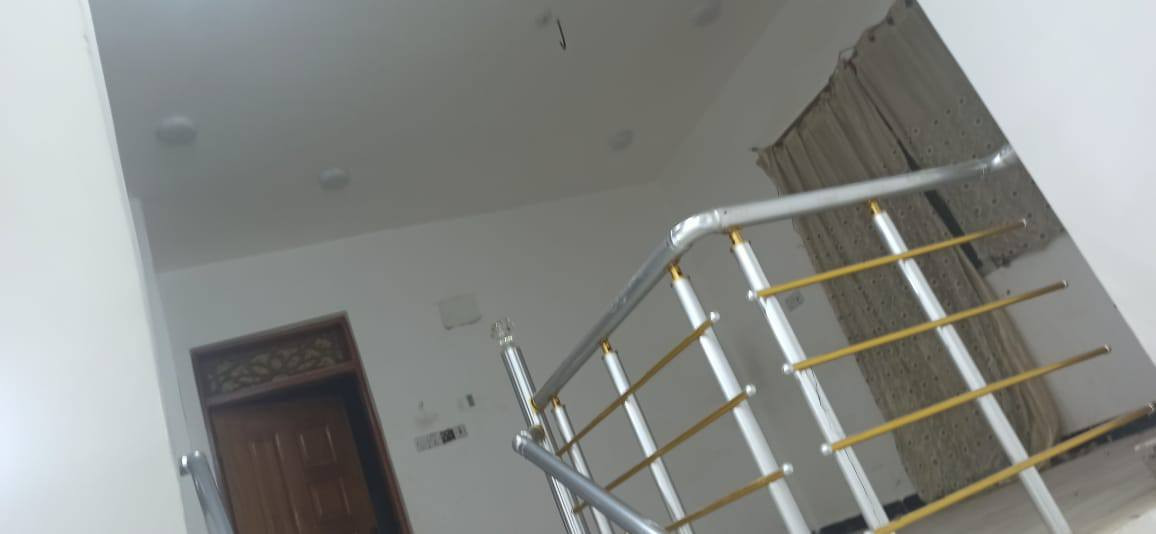 دار لليجار في حي النداء منطقة 57مساحته 100متر مربع طابقين يحتوي على استقبال واربع غرف نوم وصاله عدد ثنين الايجار 350 اني صاحب الدار مودلال
للستفسار *********** النجف, العراق
