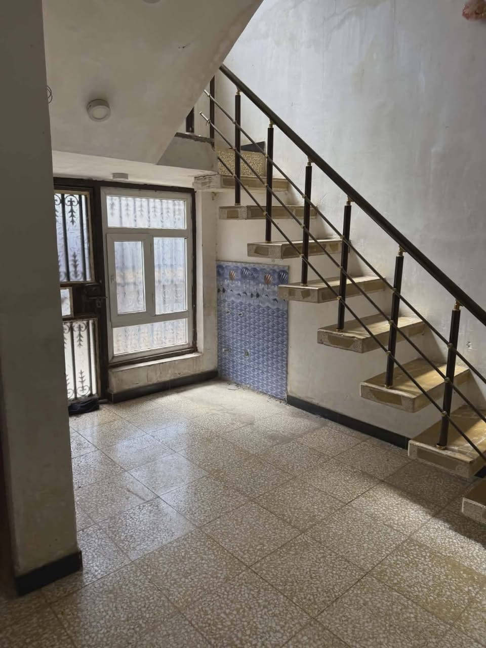 يوجد دار الايجار
العنوان البيت الديوانية حي الحضاره قرب مدرسه شريف الرضي 
البيت يحتوي على غرفه نوم وصاله ومطبخ وصحيات داخلية وخارجية واستقبال وطارمه 

البيت نضيف جدا جدا وعالي عن شارع موقع جدا حلو 

اي استفسار اتصال على ارقام التاليه 
*********** بإدارة ابورقيه العرداوي العقار 
***********
*********** بإدارة ابوامجد الكرعاوي العقار 
*********** هذه الرقم بي بس واتساب فقط 

ومراجعه للمكتب اسم المكتب الغيث للعقار 

عنوان المكتب حي العسكري الاول قرب مطعم كباب نذير الشارع مباشره
