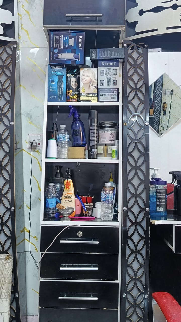 سلام عليكم عندي محل حلاقه البيعك
اكامل واتساب ***********
