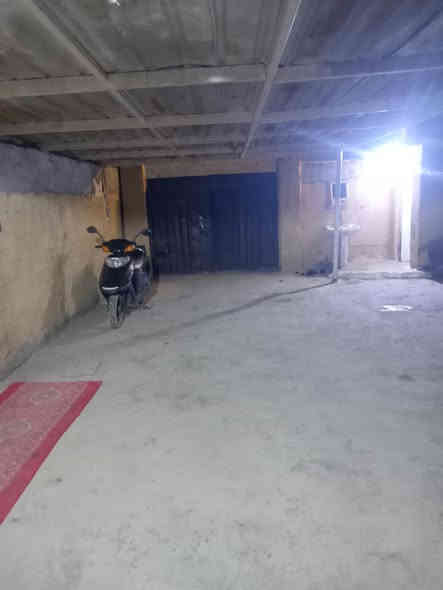 بيت للبيع المساحه ٣٧٠ متر شارع النفط قرب مقهى بيت الطين شارع جاسم البدري 

البيت يحتوي على ثلاث غرف نوم مساحه 4*5

وصاله ومطبخ وبيتونه بدون ستاره 

واستقبال وصحيات خارجيه مع حديقه 

البيت ركن عرض الشارع ٨ متر 

الشارع مشتغلينه مجاري وكامل ومشمول بالتطويب 

البيت بناء بلوك وعكاده سنة البناء ٢٠١٢ وتم ترميه حديثا 

البيت معروض ب47 

للتواصل مع صاحب الأرقام ***********

***********
