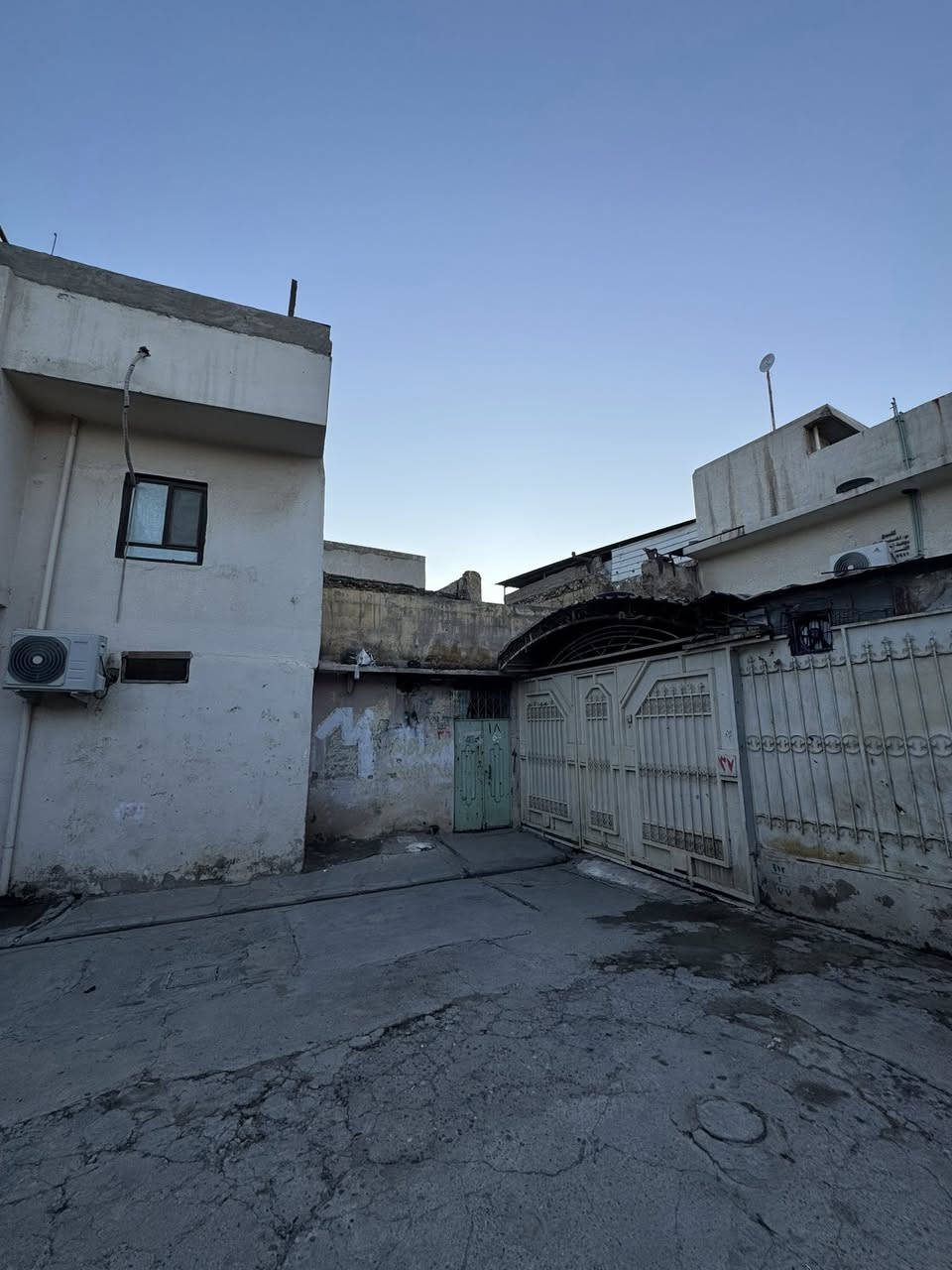 ‏دار للبيع منطقة النبي شيت مقابيل طرشي الشفاء ‏ سند طابو ملك صرف 
‏المساحة 150 متر السيارة تصل إلى باب البيت الواجهة تقريبا 10 متر

 الدار باعتبار ارض 
‏للاستفسار الاتصال 
‏*********** 
‏*********** ￼
