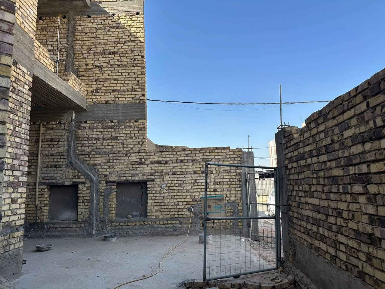 🛑 هيكل للبيع 🛑
المنطقة :  حي الحضارة قرب شارع عشرين  🚩

المساحه :  200   ✅  مطلوب اسكان 54مليون
                                      
التفاصيل :  ثلاث طوابق 
البيت : الطابق الأول🛑:غرفة نضام سويت وصالة ومطبخ حار و بارد واستقبال مع صحيات داخليه وخارجيه
الطابق الثاني🛑٣غرف نضام سويت وصاله ومجمع صحيات وبلكونه🏛️
الطابق:الثالث 🛑غرفه نوم مع مجمع صحيات
للاستفسار 
     مراجعة مكتب رسول الوزني للعقار  
الديوانية . حي الحضارة بداية شارع اسواق طيبة
 للمعلومات ولمزيد من التفاصيل ⬇️
       مراسلة الصفحة  
      او الاتصال 
***********
