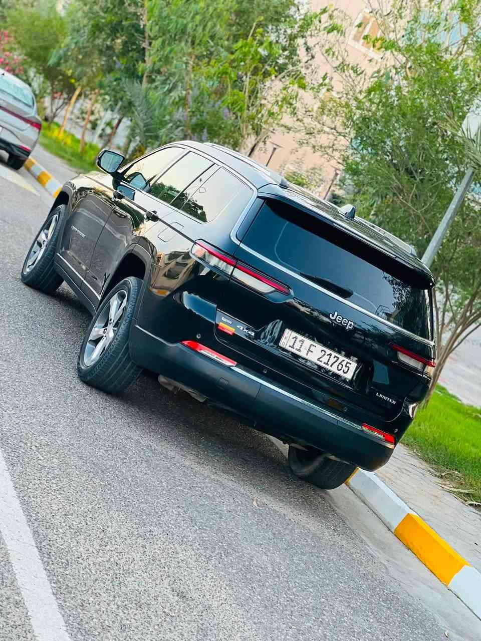 جيب  كراند شيروكي  لون اسود 2021 لمتد L .خليجي  اقره الوصف كامل
7   راكب
وكالة هارلم السيارة حيل جديدة 
المحرك : V6.  3.6L 
العداد :  37 الف  كيلو متر حقيقي
اللون : اسود 
الرقم : بغداد بأسمي 
سيارة جديدة على وضع الشركة  
مكان السيارة: البصرة 
المواصفات :
* دفع رباعي 4x4 . 
* رادار امامي مع مانع تصادم . 
* تحذير الخروج عن المسار . 
* تحذير النقطة عمياء  .
* ويل قياس 20 انج .
* سقف بانوراما . 
*دشبول دجتل مع شاشه بمواصفات عاليه
* شاشه كبيرة 10.1 انج . 
* نظام الخرائط (GPS) .
* كاميرا داخلية محيطيه  360 درجه  . 
* كاميرا خلفية . 
* المصابيح الأمامية زنون .
* كشافات الضباب زنون .     
* تشغيل عن بعد .
* صندوق كهربائي .
*شفتات بالستيرن.

كفالة عامة  ما عدا  بارد بالجاملق الامامي  اثر طخه باب بسيطه  وصور الطخه موجوده عندي  

*الگير ماوس مع وضعيات قياده متعدده.
* مقصورة الركاب من الجلد الفاخر .
*تطعيم الدشبول والابواب صاج ملكي.
* حفظ وضعيات الجلوس (ميموري) . 
* المقاعد الأمامية كهربائية .
* المقاعد الأمامية تبريد وتدفئة .
* المقاعد الخلفية تدفئة .
*سايد بريك بصمه.
*فول تحكمات ستيرن امامي خلفي.
*عشره  ايرباك بالدشبول ولتكم ولكراسي
* سستم صوت Alpine . 
* انارة داخلية LED . 
* حساسات خلفية . 
* 7 راكب .
* مكيف خلفي مع وحدة تحكم منفصلة . 
* تدفئة ستيرن . 
* مرايا متحسسه للضوء العالي . 
* مانع تصادم خلفي .
* بلوتوث تلفون . 
* محدد سرعة . 
* نظام التشغيل والاطفاء الاوتوماتيكي ( Auto Start System ) .
* نظام بريك اوتماتيكي ( Auto Break System ) .
*وبقية المواصفات المعروفه
بانزين محسن والدهن درجة اولى من وكالة موتل 
اسف على الاطالة
العنوان البصرة 
للاستفسار  اتصال وواتساب
السعر  340$ بيها مجال   بسيط  
حيل جديدة  
السيارة مغلفة ppf  بالكامل  من شركة دايتك 
***********
