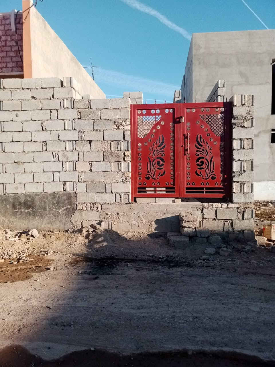 سلام عليكم هيكل للبيع مساحه ١٢٥متر على شارعين  يعني شارع امامي وشارع خلفي العنوان هبهب حي المصطفى ماء وكهرباء واصلات اله وهذا رقم صاحب الهيكل *********** السعر خاص
