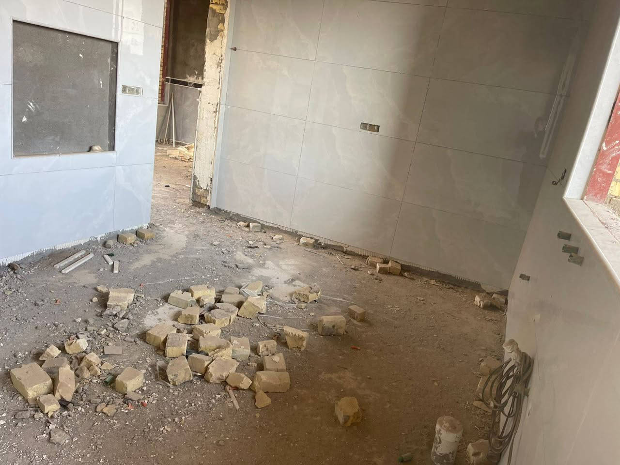 بيت للبيع في منطقة #الموقع_العسكري ركن على ساحة خضراء مساحة 200 متر
رقم القطعة بالالفين (كهرباء+مجاري+ماء)

مطلوب اسكان 45 (يتحول على المشتري) 
سعر النقد 78 بدون الاسكان 

السعر الكلي 123
للتواصل: ***********
