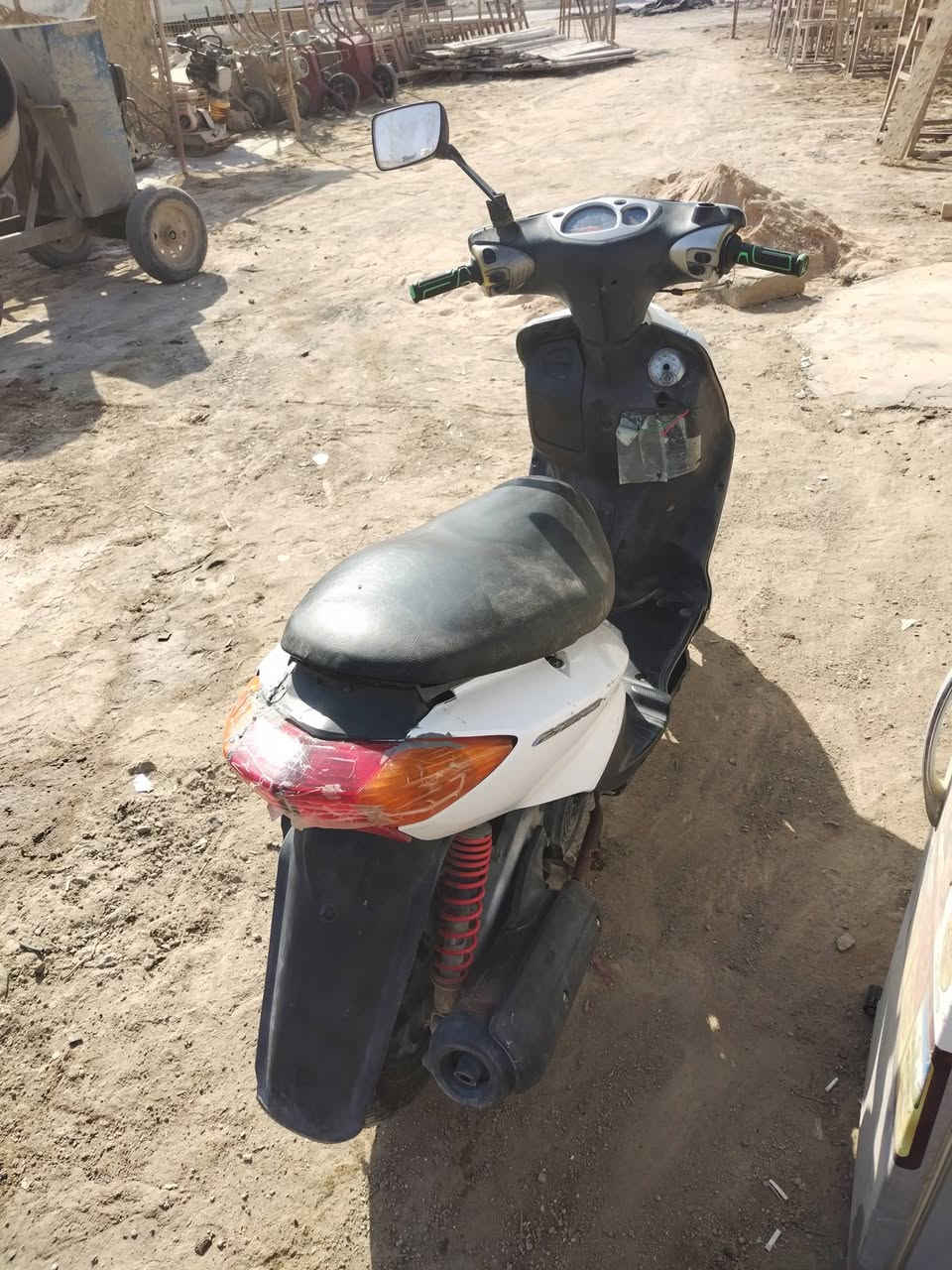 دراجة سكنس ياباني محرك مفتوح مرة وحدة مجفتهة قبل شهر  كفر نضيف مثل لي بصورة بس هسة طافية ماعرف شنو سبب  كهربائيات شغلة كلهة سهرهة نهاي كلش  ١٥٠ لاف   رقم لهاتف ***********
