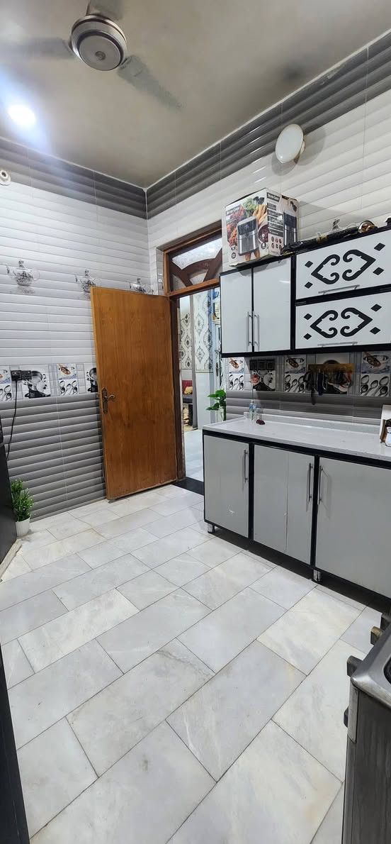 سلام عليكم بيت منطقة حي الربيع الشارع العام   خلف الملعب ركن المساحه ١٠٠ يتكون من طابقين لا اول مطبغ +هول + صاله ٥ونص×٤ + غرفه   ٣ونص×٤وطرمه خارجيه مع على طول البيت عرض ٦٠ صحيات خارجيه وداخليه مع منور الطابق الثاني غرفه نوم ٦ ×٥ وغرفه ثانيه ٤ونص×٤وغرفه ثالثه ٣×٤ وصحيات وبيتونه الطول ١١ متروالعرض ٥ بناء جديد ارضيه مرمر  اتصال ***********/*********** قرب اسواق حميد اوكي دهل اوران, واسط
