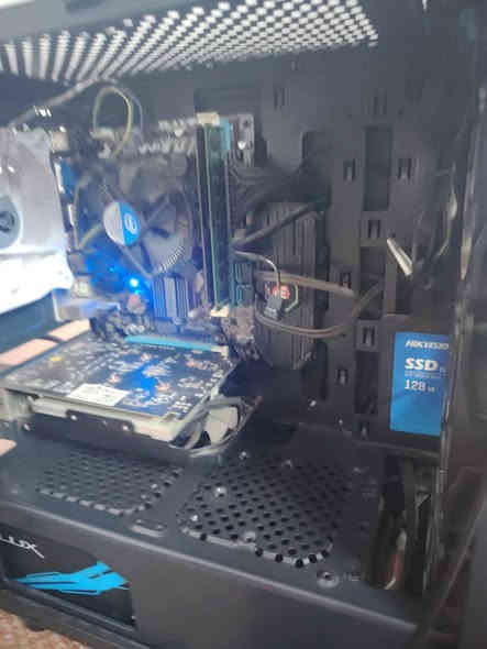 السلام عليكم شباب pc للبيع
 المعالج i7
رام 16
هادر ssd 128.  Hdd 500
كارت شاشة amd rx560
نضيفة ومرتبة ومناسبة للاستخدام الشخصي رقمي *********** للتواصل كربلاء
