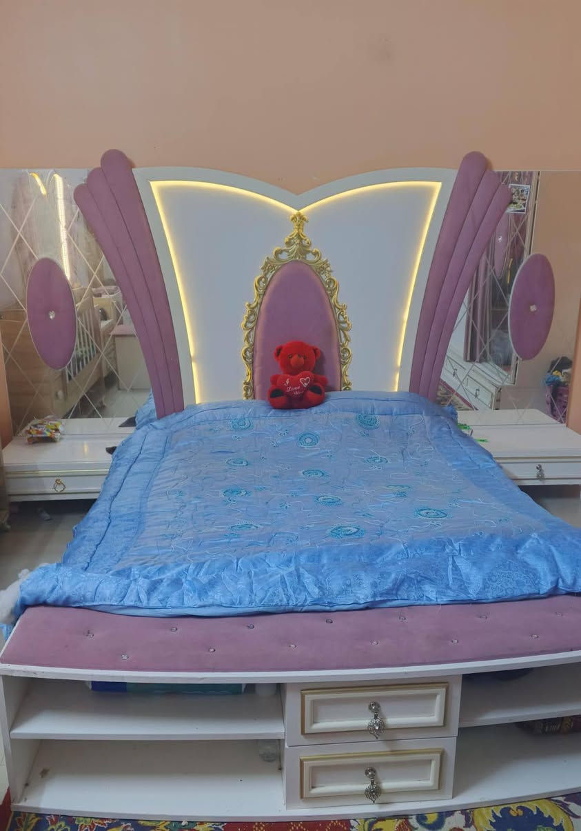 غرفه تركي للبيع ثمان قطع نظافه 90% السعر 400 وبيها مجال ***********
