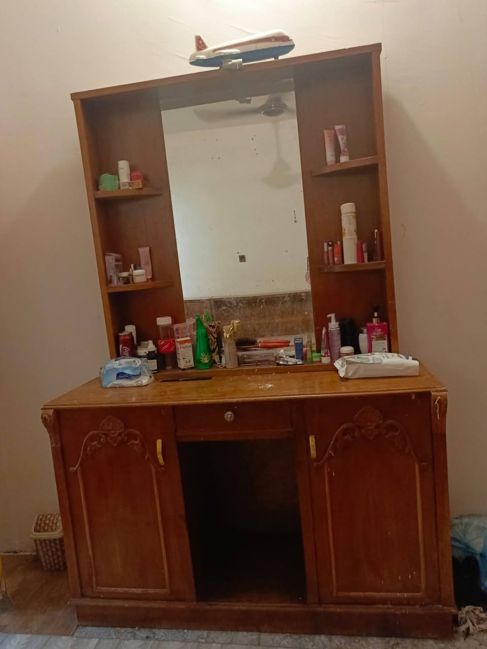 سلام عليكم غرفة اخشاب للبيع نقص زاوية تزكام السعر 850 مع المندر ضغط 85 العنوان حي الغدير ***********
