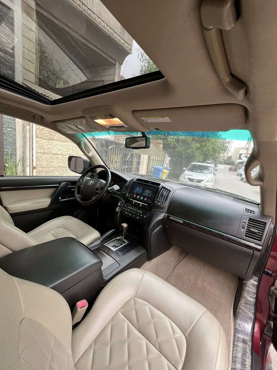 السلام عليكم لاندكروز لون مميز كفالة عامة من كلشي مديل 2011 سيارة كلهة جديدة وعلى لبلاد ماشية 90الف حقيقي ممبدل بالسيارة غير دسكات وتخم تاير وفيتبم والباقي كلة شركة وجديد السيارة اخت الزيرو عنواني اليرموك شارع مسبح النادي الترفيهي السعر 33الف ***********
