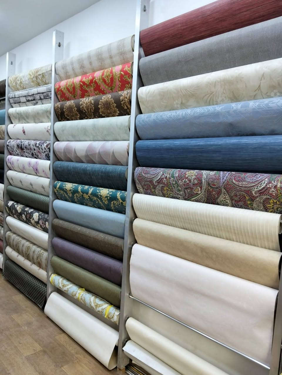 لازم انا الكرام يعني المكتبه انوار بغداد للديكور الحديث عن مرق جدران ماركه ارمادا وماركه ازال بطول 16 متر سعر الرول 20,000 دينار مع الماده عنواننا بغداد الجديده خلف البريد علما يوجد لدينا معمل لسحبات البورق والنقوش المغربيه والالواحد جبسون بورد وباسعار جمله رقم الهاتف***********
