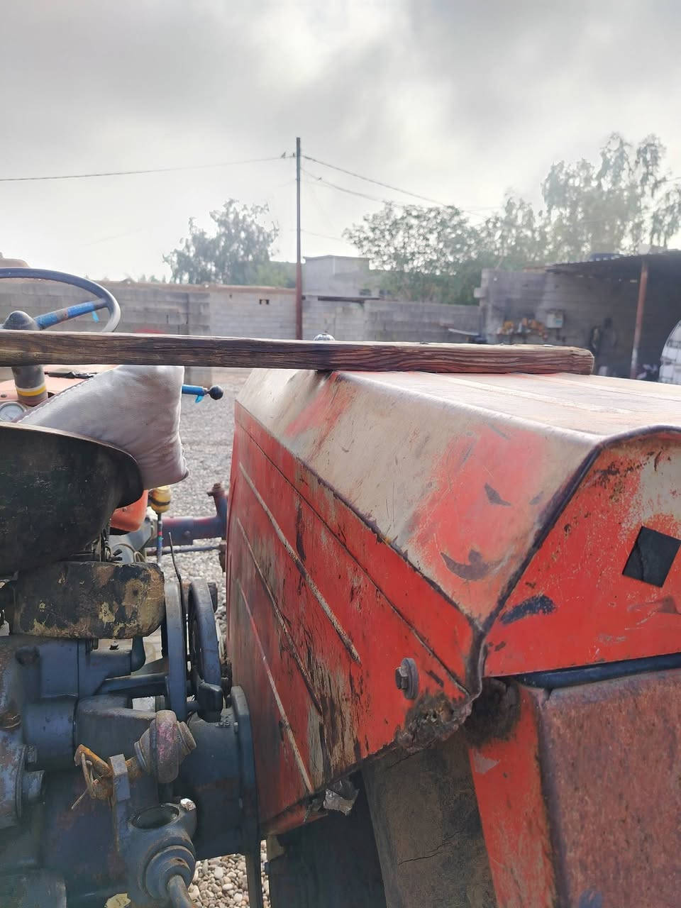 عنتر للبيع مكان ديالى جلولاء موديل ٩٠ بيها سنوية بس بدون تحويل السعر 6 مليون  الشراي يتصل ***********
