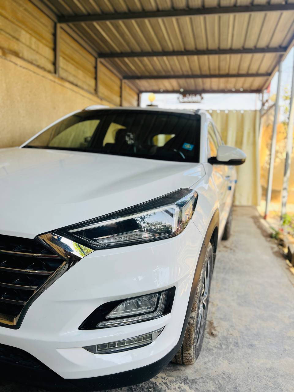 سلام عليكم 
توسان 2020 
رقم بغداد انكليزي 
سياره فول مواصفات ماعدا البنراما
مكفوله كفاله عامه من الصبغ والتبديل 
  محرك 2000
سياره ماشيه 51 
خمس عدسات 
كامره اماميه 
حساسات خلفيه 
كامره خلفيه 
سايد بريك رجل 
السياره مغلفه جلد ارضيه 
السبير  مانازل 
واير لست شحن موبايل 
مكان السياره بابل الهاشميه 
رقم الموبايل ***********
