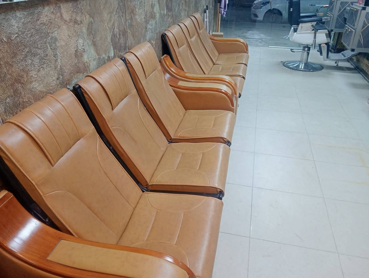 سلام عليكم 6 مقاعد جلد فول نظافه للبيع مكان بغداد الجديدة المشتل ***********
