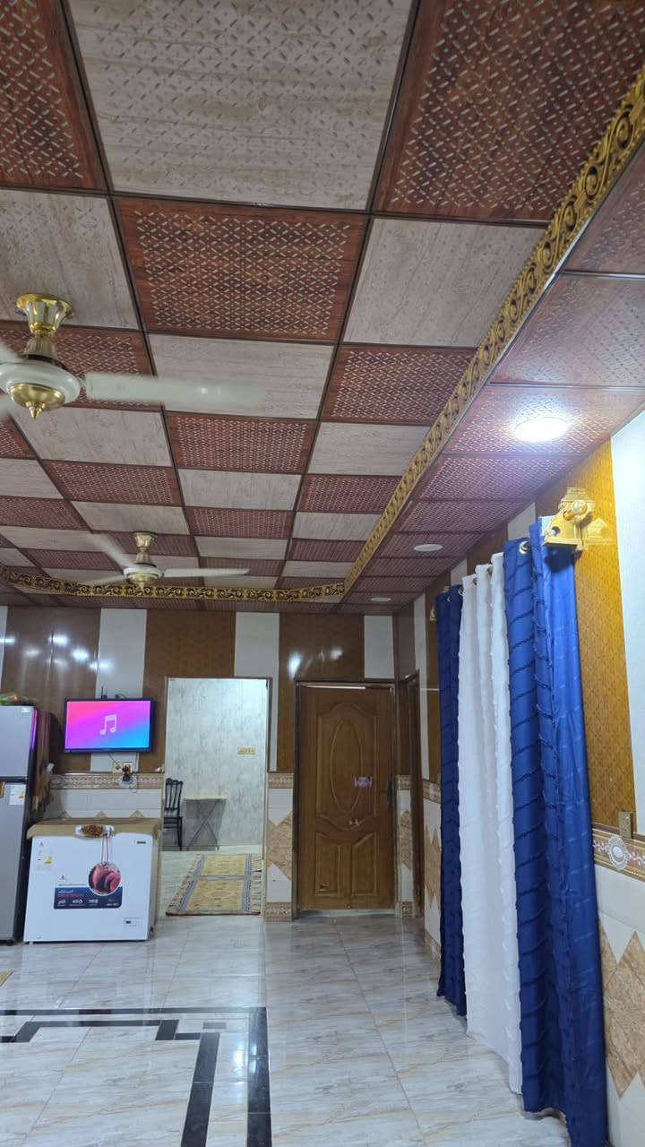 منزل للبيع بالمواصفات التالية:
• الموقع: الديوانية، الشافعية (منطقة السايدين).
• المساحة: 150 متر . 
• التفاصيل الداخلية:
غرف نوم عدد (2) 
صالة واسعة.
مطبخ.
براني . 
كراج سيارة.
 صحيات خارجية.
• السعر الكلي : 65 مليون 
• البيت مطلوب للمبادرة بمبلغ (28 مليون ) 
 للاستفسار والتواصل / يرجى الاتصال بمكتب أرض الرصين للوساطة العقارية على الرقم: ***********
