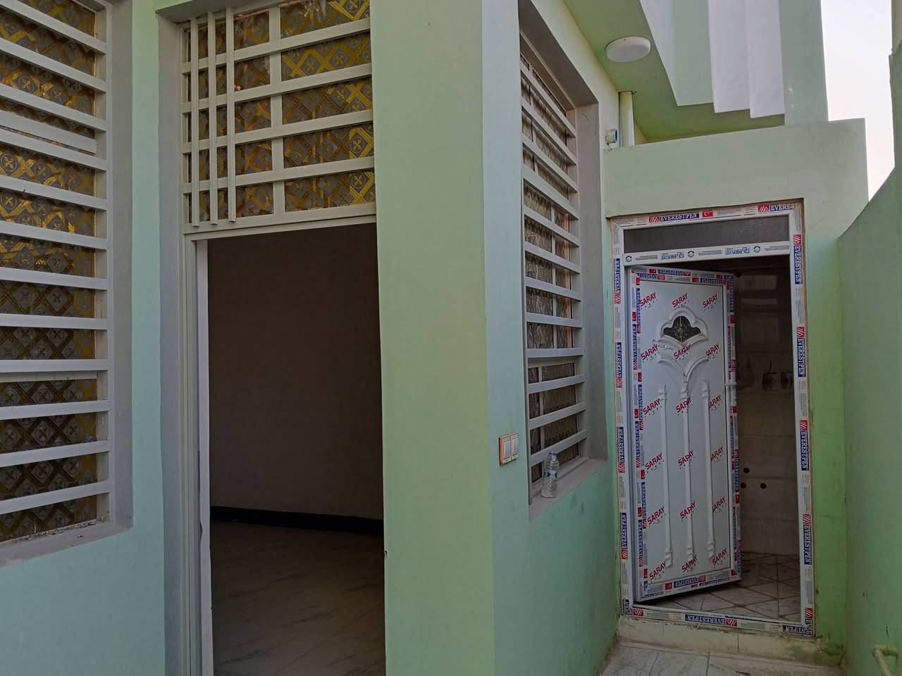 دار للبيع مساحه 100 مربعه  تحفه فنيه 🏘 خدمات كامله من ماء 💧وكهرباء 💥ونترنيت ضوئي وناره شوارع ليليه ومدرس وتبليط للباب العنوان بشارع الصب مقابيل ملحق قريه الغدير بلخط الاول قريب عن شارع شاىع بعرض 12متر السعر 42مع المجال الاستفسار اكثر مرسله وتساب *********** وبخدمتك
