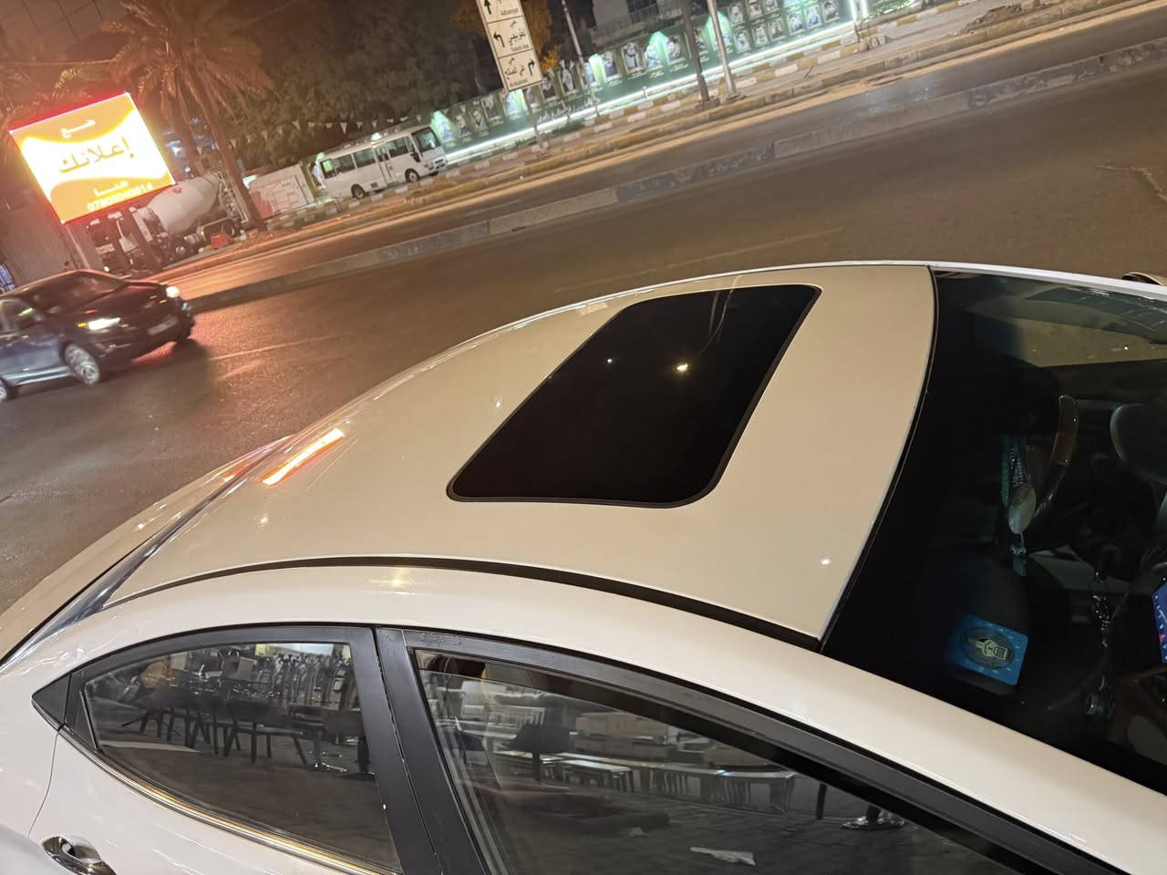 السلام عليكم النترا للبيع موديل ١٦ خليجي بيها هاي الضربة الباب وجاملغ طخة ماشية ١٨٨ تخم تاير جدد قبل يومين صدر جديد عارضها ١٢٠ وبيها مجال قليل حك الجية باقي التفاصيل عل رقم *********** بيها صبغ بلبنيد
