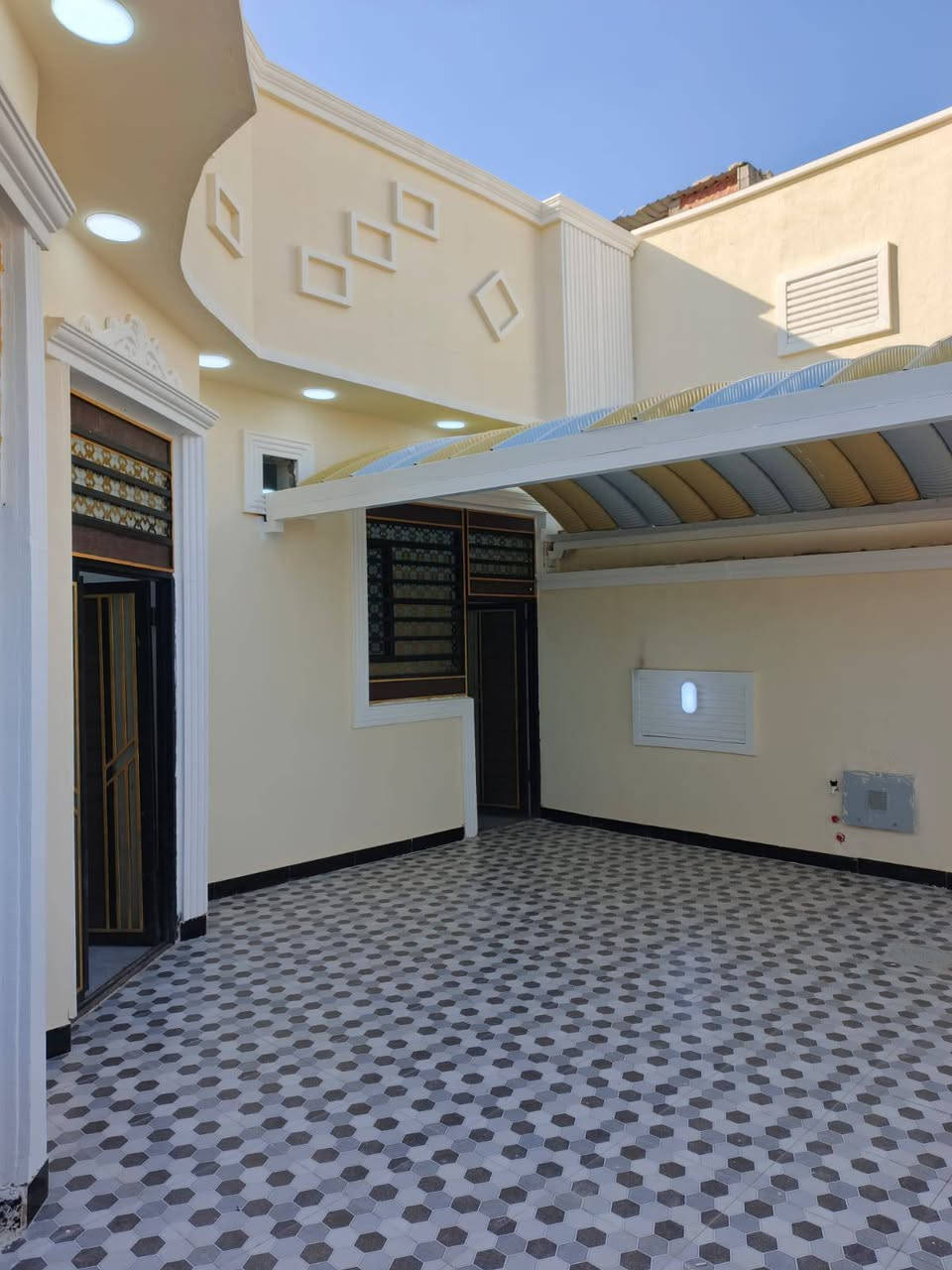 السلام عليكم ورحمة الله وبركاته 👋
اللا ستفسار ***********

توفر دار سكن للبيع  سعر جداً مناسب 

بناء حديث سنة البناء 2026

المساحه 210 م مربع

على شارع 9م

جميع الخدمات متوفره

محتويات البيت ⬇️
دوانيه
صاله ضيوف
موزع غرف
مطبخ
غرف نوم 2
صحيات داخلي + خارجي
كراج

نوع العقار : طابو ملك صرف زراعي عراقي سند 25

العنوان .. بصره كوت ثويني مقابيل صناعية حمدان

فارق جاهز للسكن 

السعر  117 بي مجال بلاش

للاستفسار ***********
