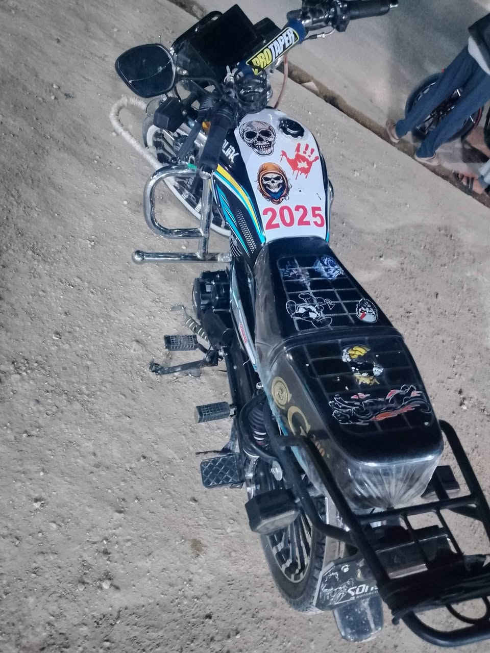 السلام عليكم دراجه للبيع موديل 25 محرك 200 شرط نظافه فول كهربائيات كلها شغاله ترهم مراوس مكان القائم***********
