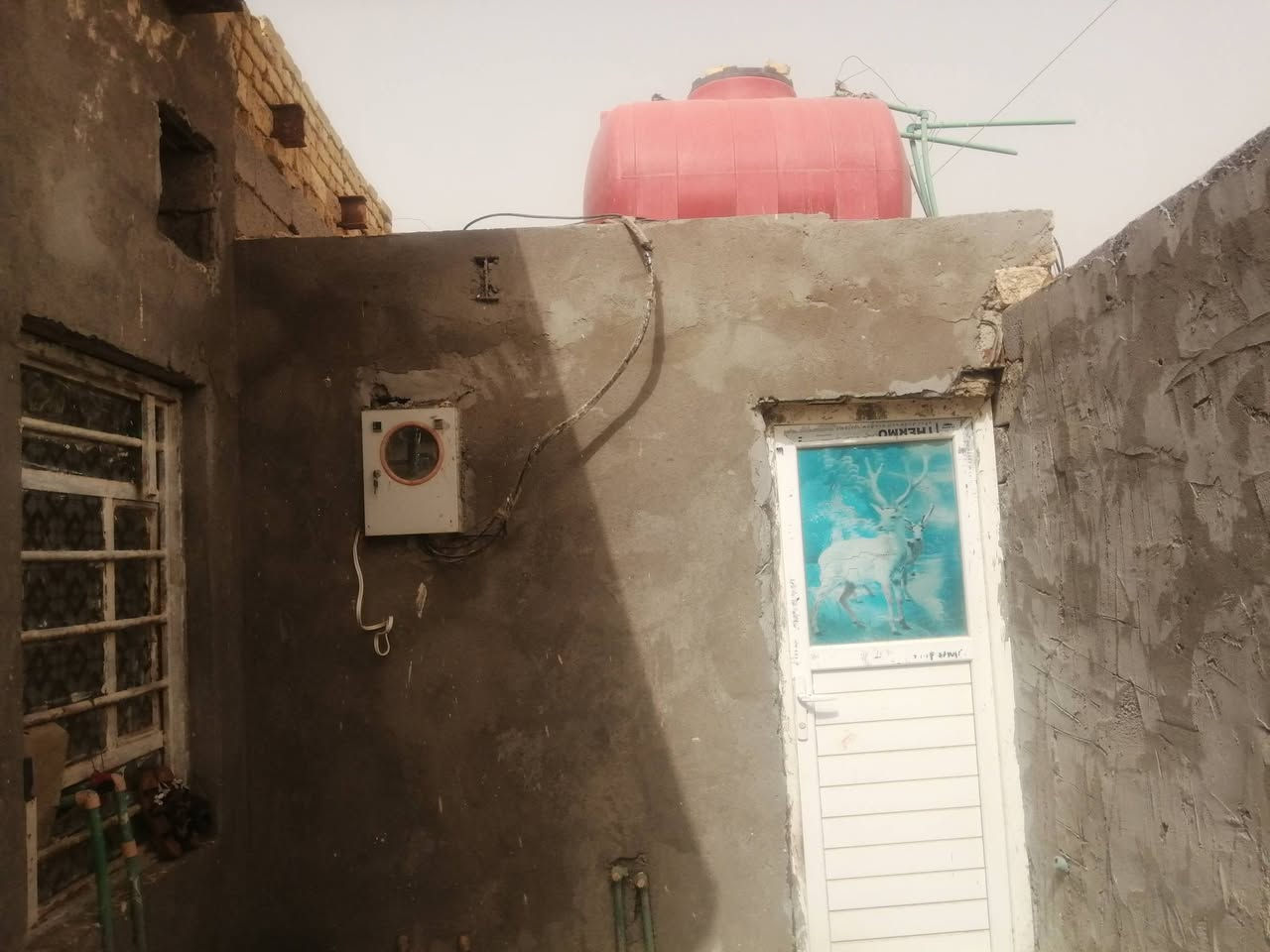 بيت للبيع 100 متر بالصخيين مقابيل الطاقه
غرفه وصاله ومطبخ ودوانيه حمامات خارجيه
الاستفسار الاتصال ***********
