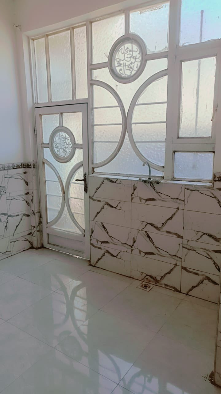 � للبيع – دار سكن طابقين في العزيزية / منطقة الموظفين 🏡

📍 الموقع: العزيزية – منطقة الموظفين
📄 طابو: صرف تحويل مباشر
🔢 رقم القطعة: 911
📐 المساحة: 100 متر 

✨ مواصفات الدار:
🔹 بناء جديد وحديث، جاهز للسكن مباشرة
🔹 طابقين

🏠 الطابق الأرضي:

* غرفة نوم
* صالة
* مطبخ
* استقبال
* صحيات

🏠 الطابق الثاني:

* غرفة
* صالة

✅ تشطيب حديث ومناسب للعوائل
✅ موقع هادئ وخدمي
✅ جاهز للسكن فوراً

📞 للاستفسار والمعاينة:
مكتب محمد صمد للعقار
📱 ***********
📱 ***********
📱 *********** (حيدر صمد )
