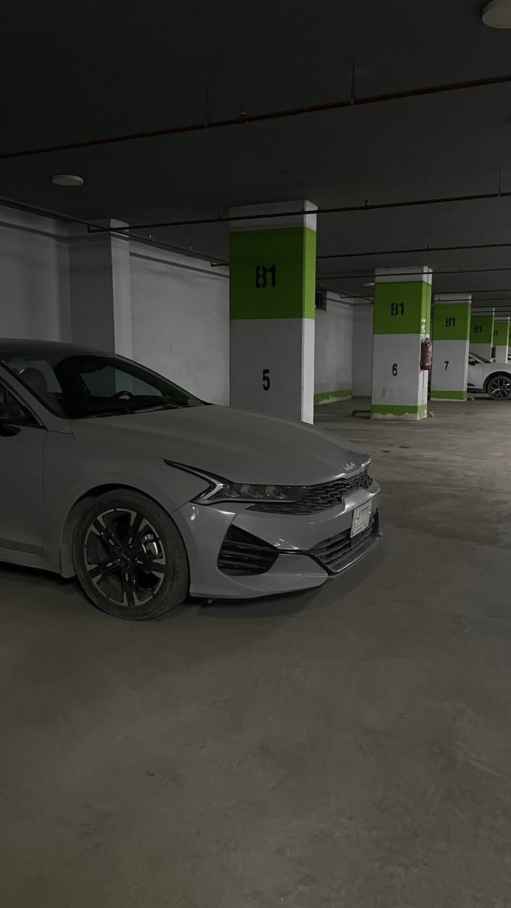 السلام عليكم 
كيا k5 جيتي لاين للبيع 2023 وارد امريكي حادثها بالصور بدون شاصي وبيها بارد بالباب والجاملغ الخلفي عكس السايق رقم بغداد بأسمي
السعر 205 وبيها مجال 
***********
